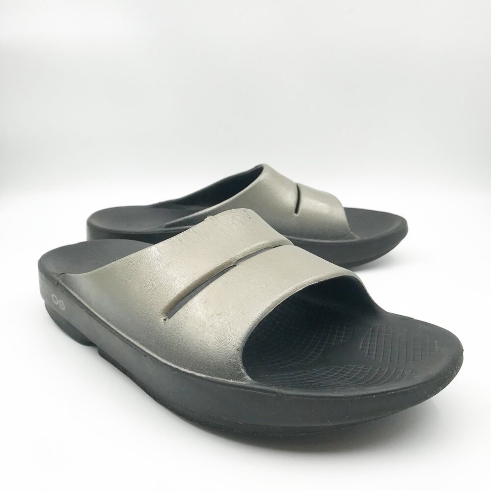 OOFOS Women's Sandals in Silver and Black
